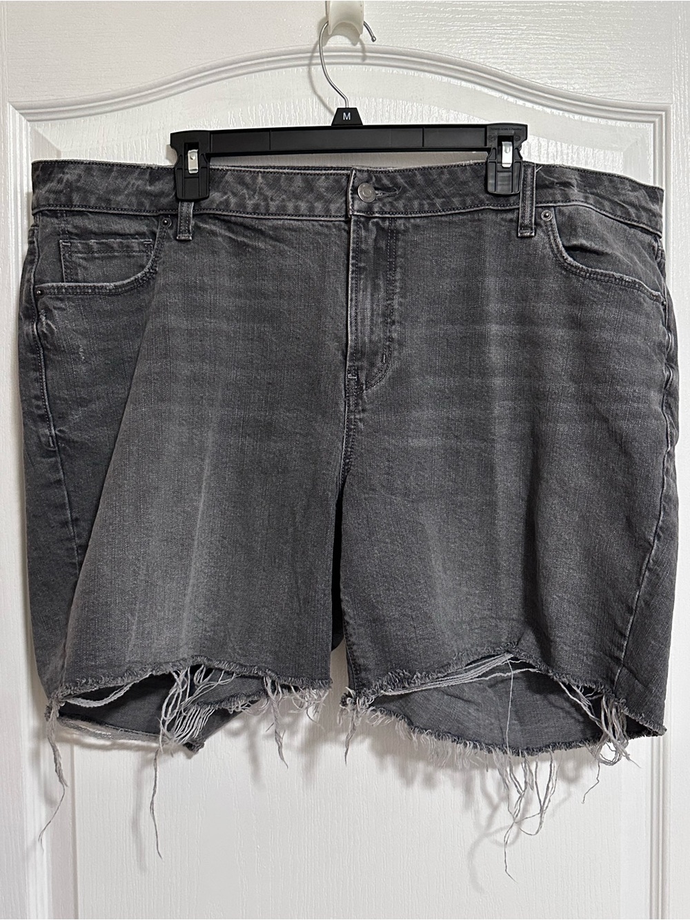 Old Navy Women’s Black Denim Shorts Distressed Raw Hem Size 20R